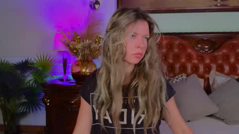 Snapshot of lunarishi chatting on November 2025 06:01:02 AM Luna Rishi online show from November 2025 06:01:02 AM