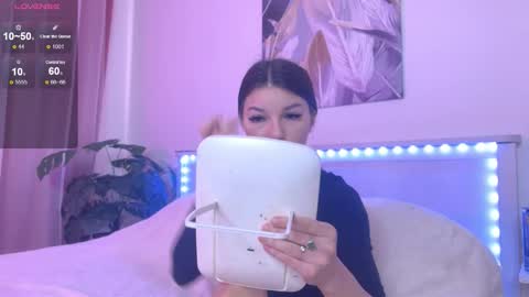 Snapshot of lunavine chatting on November 2025 09:48:02 AM Veronica online show from November 2025 09:48:02 AM