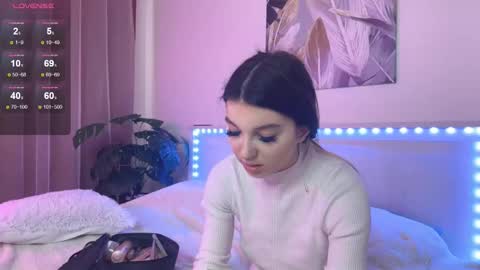 Snapshot of lunavine chatting on December 2025 10:52:02 AM Veronica online show from December 2025 10:52:02 AM