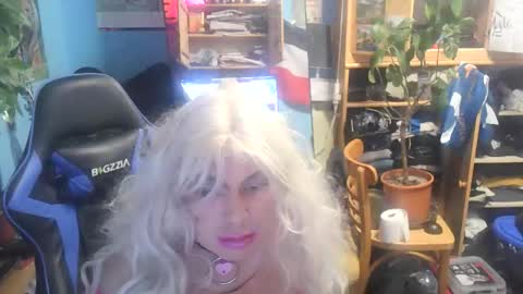 Snapshot of lunaxxxx97 chatting on April 2026 08:17:02 PM LunaXXX online show from April 2026 08:17:02 PM