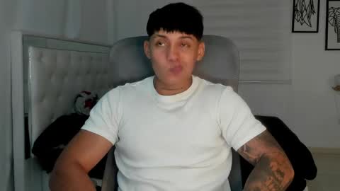 Snapshot of lunay_xtreemboy chatting on April 2026 12:17:01 AM Lunay online show from April 2026 12:17:01 AM