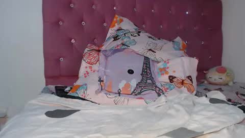 Snapshot of lunita2020x chatting on April 2026 01:11:02 AM Luna online show from April 2026 01:11:02 AM