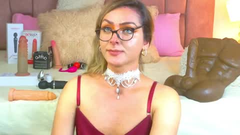 lunitadiva online show from April 2026 06:10:01 PM