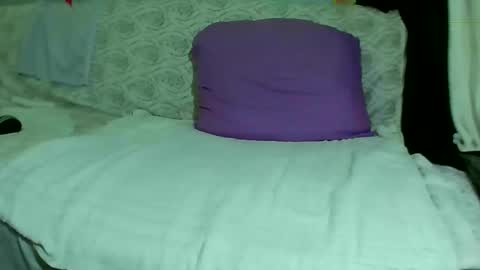 Snapshot of luvu4everxxx chatting on February 2025 07:11:01 AM Bee Bee online show from February 2025 07:11:01 AM