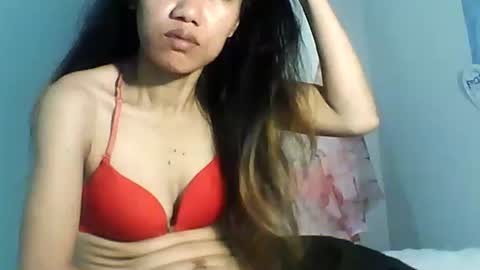 Snapshot of luvu4everxxx chatting on October 2025 09:38:02 PM Bee Bee online show from October 2025 09:38:02 PM