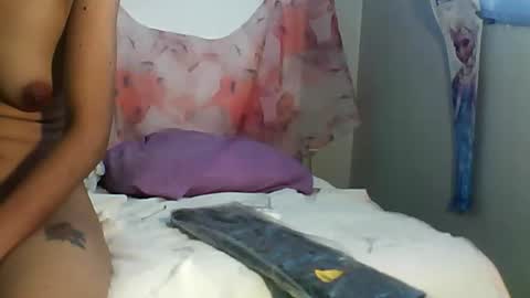 Snapshot of luvu4everxxx chatting on November 2025 02:33:02 AM Bee Bee online show from November 2025 02:33:02 AM