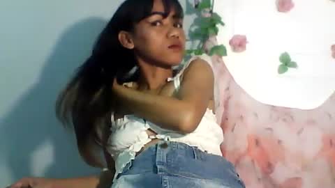 Snapshot of luvu4everxxx chatting on November 2025 05:38:01 PM Bee Bee online show from November 2025 05:38:01 PM