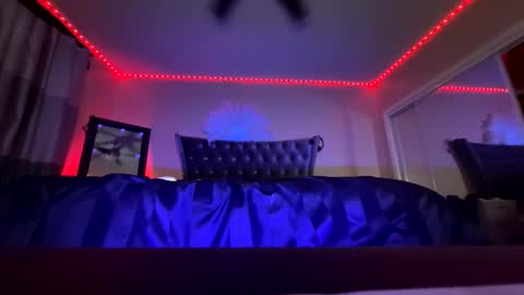 luvvlee online show from October 2025 02:28:01 PM