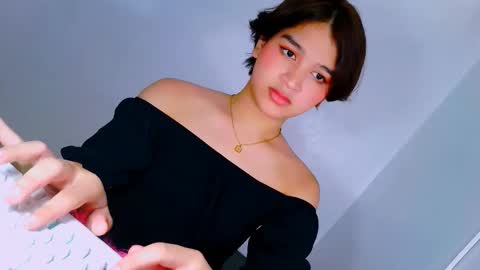 queen lux online show from December 2025 04:42:02 AM