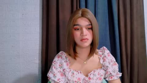 Snapshot of lux_white chatting on April 2026 01:48:01 AM queen lux online show from April 2026 01:48:01 AM