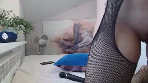 Snapshot of luxuriouss_s chatting on March 2026 01:32:01 AM Laura online show from March 2026 01:32:01 AM