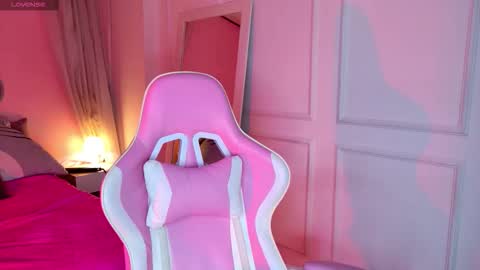 Lyna love online show from November 2025 08:42:02 PM