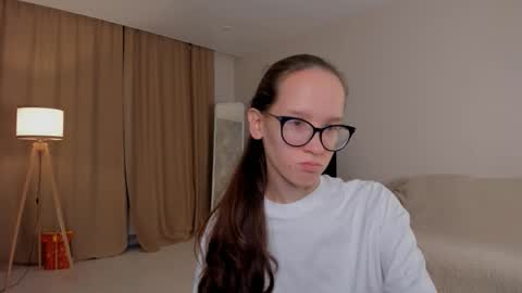 Snapshot of lynettebails chatting on September 2025 04:01:02 PM Sara online show from September 2025 04:01:02 PM