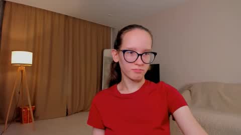 Snapshot of lynettebails chatting on October 2025 04:15:02 PM Sara online show from October 2025 04:15:02 PM