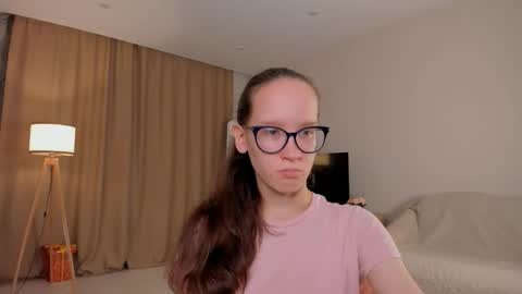 Snapshot of lynettebails chatting on October 2025 04:05:02 PM Sara online show from October 2025 04:05:02 PM