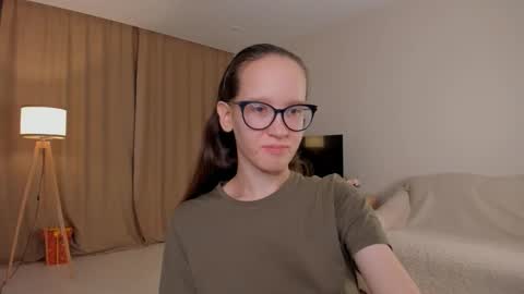 Snapshot of lynettebails chatting on October 2025 04:15:02 PM Sara online show from October 2025 04:15:02 PM