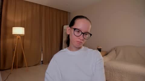 Snapshot of lynettebails chatting on October 2025 05:11:01 PM Sara online show from October 2025 05:11:01 PM