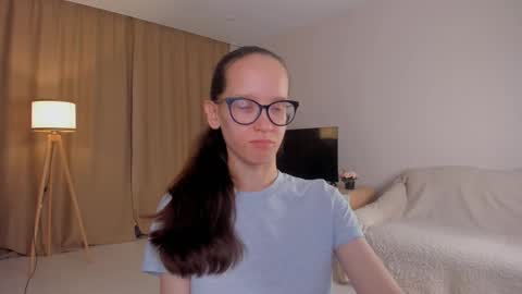 Snapshot of lynettebails chatting on October 2025 04:40:01 PM Sara online show from October 2025 04:40:01 PM