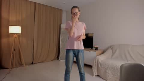 Snapshot of lynettebails chatting on October 2025 04:08:02 PM Sara online show from October 2025 04:08:02 PM