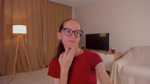 Snapshot of lynettebails chatting on October 2025 04:18:01 PM Sara online show from October 2025 04:18:01 PM