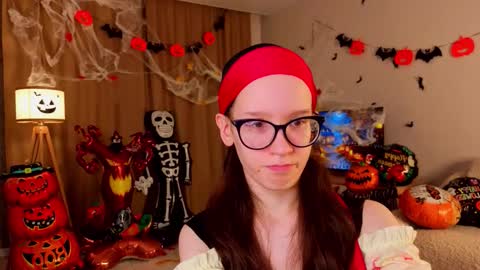 Snapshot of lynettebails chatting on October 2025 04:42:02 PM Sara online show from October 2025 04:42:02 PM