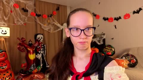 Snapshot of lynettebails chatting on October 2025 04:08:02 PM Sara online show from October 2025 04:08:02 PM