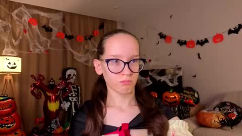 Snapshot of lynettebails chatting on November 2025 04:09:01 PM Sara online show from November 2025 04:09:01 PM