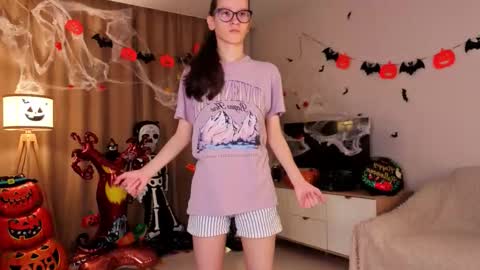 Snapshot of lynettebails chatting on November 2025 04:09:02 PM Sara online show from November 2025 04:09:02 PM