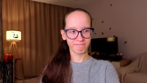 Snapshot of lynettebails chatting on November 2025 04:07:02 PM Sara online show from November 2025 04:07:02 PM