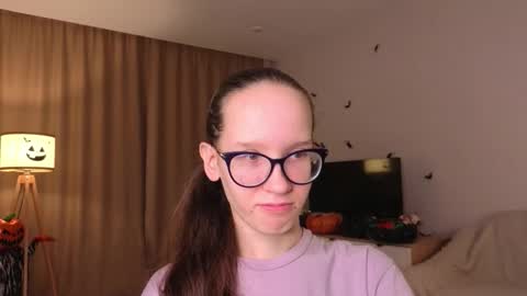 Snapshot of lynettebails chatting on November 2025 04:18:01 PM Sara online show from November 2025 04:18:01 PM