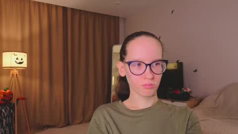 Snapshot of lynettebails chatting on November 2025 04:33:01 PM Sara online show from November 2025 04:33:01 PM