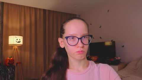 Snapshot of lynettebails chatting on November 2025 04:18:02 PM Sara online show from November 2025 04:18:02 PM