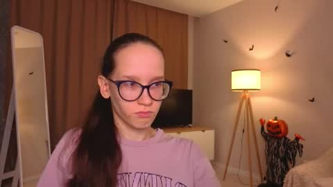 Snapshot of lynettebails chatting on November 2025 04:07:02 PM Sara online show from November 2025 04:07:02 PM