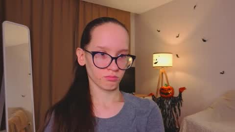 Snapshot of lynettebails chatting on November 2025 04:20:01 PM Sara online show from November 2025 04:20:01 PM