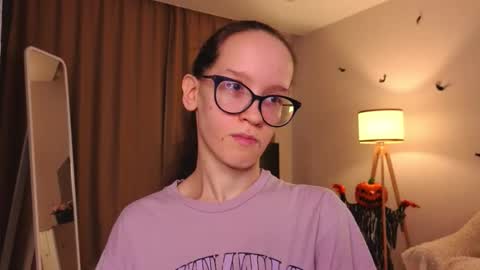 Snapshot of lynettebails chatting on November 2025 04:43:02 PM Sara online show from November 2025 04:43:02 PM