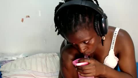 Snapshot of lynnesee chatting on October 2025 03:24:01 PM lyenne online show from October 2025 03:24:01 PM