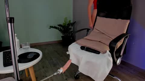 lynnsam_ online show from February 2025 04:59:01 AM