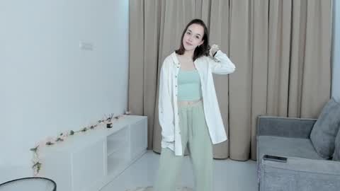 Snapshot of lynseyolstad chatting on April 2026 06:05:01 PM Lynsey online show from April 2026 06:05:01 PM