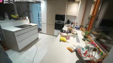 Mac Troy online show from December 2025 03:52:01 PM