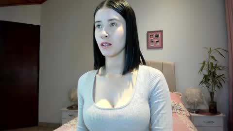 Macarena online show from October 2025 02:44:01 AM