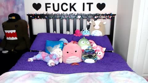 Snapshot of mackenziewolfe chatting on December 2024 06:10:02 AM Mackenzie Wolfe online show from December 2024 06:10:02 AM