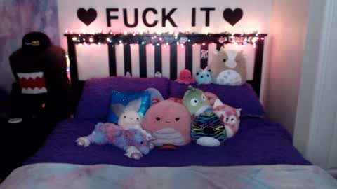 Snapshot of mackenziewolfe chatting on December 2024 07:04:02 AM Mackenzie Wolfe online show from December 2024 07:04:02 AM