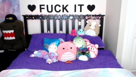 Snapshot of mackenziewolfe chatting on December 2024 07:17:02 AM Mackenzie Wolfe online show from December 2024 07:17:02 AM