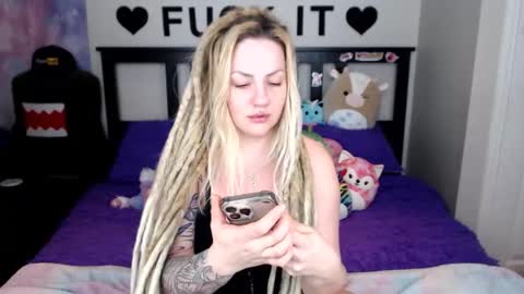 Mackenzie Wolfe online show from January 2026 04:48:01 AM