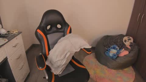 madelaine_taylor online show from September 2025 05:51:02 PM