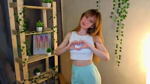 Snapshot of madelishalvay chatting on May 2026 05:29:02 PM Hey Hey my name Victoria online show from May 2026 05:29:02 PM