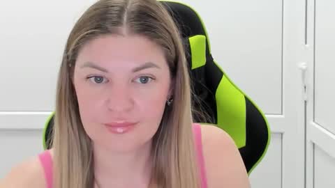 Snapshot of madison_smile chatting on June 2026 12:18:02 PM Madison online show from June 2026 12:18:02 PM