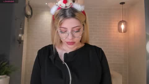 Snapshot of madisonkane chatting on December 2025 11:08:01 AM Madison Kane online show from December 2025 11:08:01 AM