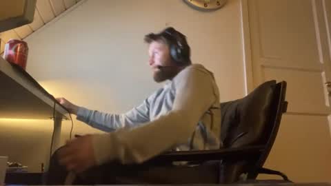 madsfb9 online show from December 2025 08:39:01 PM