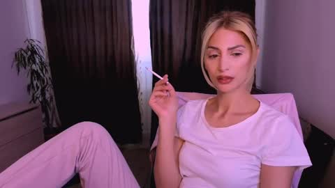 Snapshot of madyeroberts chatting on April 2026 07:09:02 AM Madye Roberts online show from April 2026 07:09:02 AM